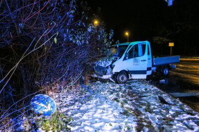 Alkoholisierter Fahrer zerstört Verkehrsschild und Laterne in Aue-Bad Schlema - Das Unfallfahrzeug Mercedes Sprinter und das zerstörte Verkehrsschild.