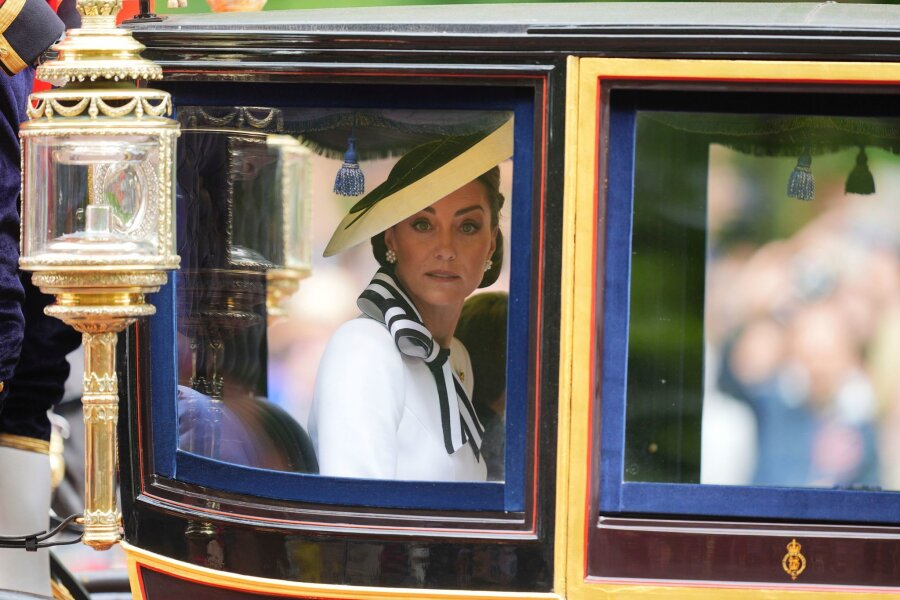 Alle Augen auf Kate: Rückkehr in der Kutsche - Kate fährt in der Kutsche entlang der Mall zur "Trooping the Colour"-Zeremonie auf der Horse Guards Parade.