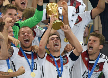 Alle Fußball-Weltmeister seit 1930 - Phillip Lahm mit dem WM-Pokal nach dem Finalsieg in Rio de Janeiro gegen Argentinien 2014.