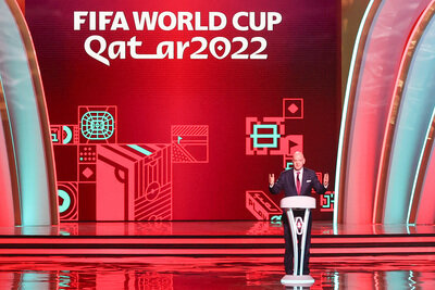 Alle Fußball-Weltmeister seit 1930 - Fifa-Präsident Gianni Infantino bei der Auslosung der WM-Gruppen in Doha.
