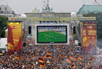 Public Viewing in Berlin bei der WM 2006: Deutschland war bisher zweimal Gastgeber des Fußballturniers. 