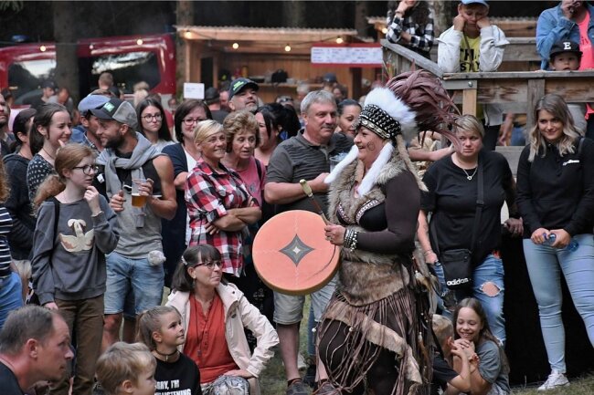 Alle Jahre wieder - Warum das Grenzfest Wernitzgrün so beliebt ist - Die Tanzgruppe Good Sisters sorgte beim Grenzfest mit Indianertänzen fürBegeisterung bei den Besuchern.