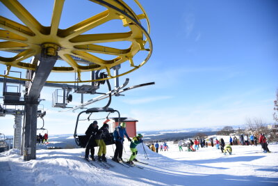 Alle Lifte in der Skiwelt Schöneck ab Mittwoch in Betrieb - Erlbach verschiebt Saisonstart - Der Vierer-Sessellift in Schöneck ist von 9 bis 18 Uhr in Betrieb.