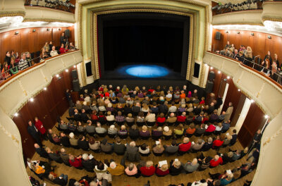 Vor leeren Reihen spielen die Theater  - wie hier in Heidelberg - noch nicht. Aber gerade ein jüngeres Publikum fühlt sich von den Angeboten der Bühnen ihrer Region nicht angesprochen. 37 Prozent der Befragten einer Forsa-Studie geben gar an, noch nie ein Ballett oder eine Oper besucht zu haben. 