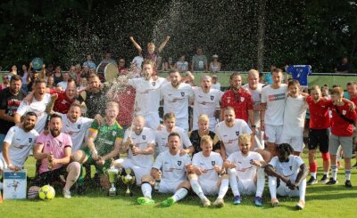 "Alle sind heiß auf den Verein" - Wer eine so souveräne Saison spielt, darf auch ausgelassen feiern: Die erste Mannschaft der SG Neukirchen tat dies nach dem Kreispokalsieg gegen den VfB Fortuna Chemnitz II. 