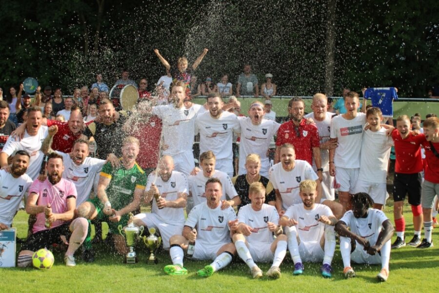 Wer eine so souveräne Saison spielt, darf auch ausgelassen feiern: Die erste Mannschaft der SG Neukirchen tat dies nach dem Kreispokalsieg gegen den VfB Fortuna Chemnitz II. 