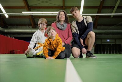Alleinerziehend - weiblich - arm - Kathleen Bölke aus Döbeln ist eine sinnvolle Freizeitgestaltung ihrer drei Söhne wichtig. Doch das ist leider nicht billig. Henrik (14) ist Rettungsschwimmer, Richard (11) macht Seibukan-Karate und Fredrik (4,5 Jahre) geht in die Musikschule. 