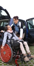Alleinerziehende kämpft sich mit Töchterchen Lea durchs Leben -  Für den neuen Rollstuhl ist Mama Nadine Lahms alter Fiat zu klein. 