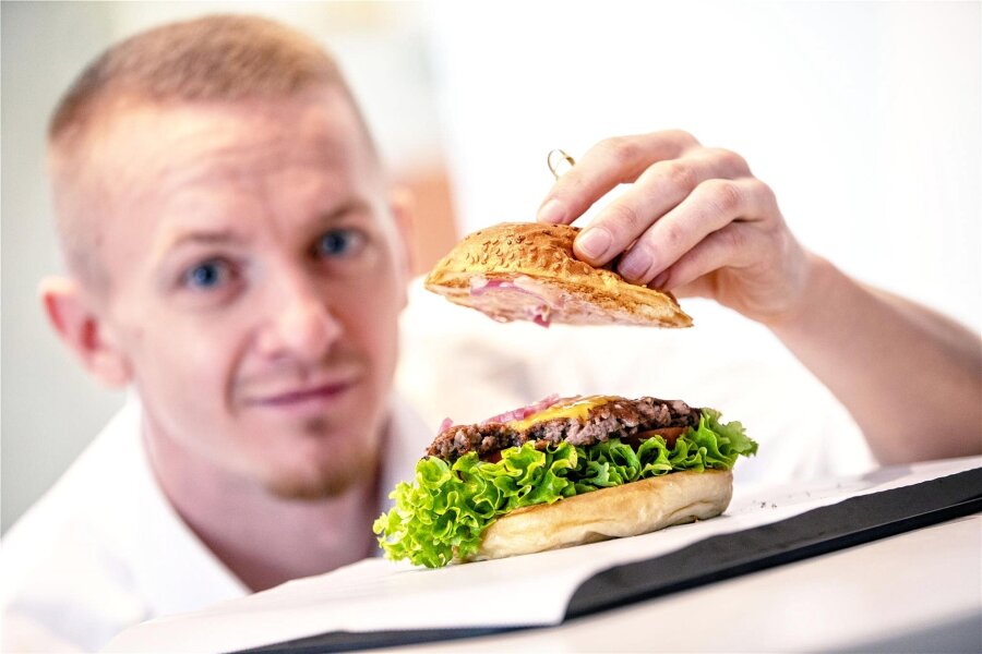 Alles andere als Fast Food: Plauener produziert regionalen Burger - Denis Mushinskiy betreibt den Burger-Laden „My Burger“ an der Stresemannstraße in Plauen. Regionale Zutaten sind ihm wichtig.