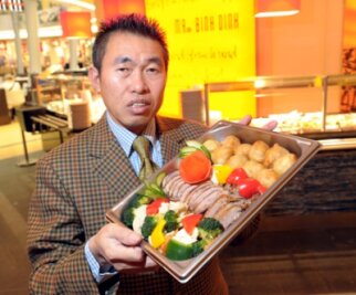 Binh Dinh Nguyen lebt seit 30 Jahren in Deutschland. Der 50-jährige Gastronom kennt den Unterschied zwischen deutscher und vietnamesischer Küche. Denn ein Steak mit Pommes kommt bei ihm auch mal auf den Tisch. 
