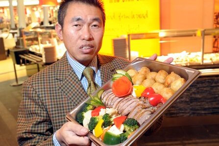Binh Dinh Nguyen lebt seit 30 Jahren in Deutschland. Der 50-jährige Gastronom kennt den Unterschied zwischen deutscher und vietnamesischer Küche. Denn ein Steak mit Pommes kommt bei ihm auch mal auf den Tisch. 