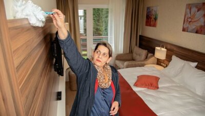Alles bereit im neuen Hotel Schwarzbachtal - Chefin der Frauen vom Housekeeping ist Monika Stark. Sie schaut nocheinmal nach, ob in den Zimmern alles für die Gäste vorbereitet ist.