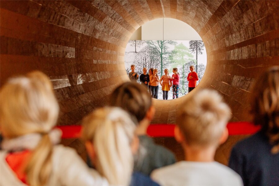 „Alles Holz“: Große Mitmach-Ausstellung für Kinder zieht in Chemnitzer Europark - Ein Highlight der Ausstellung ist das begehbare Baumstammkunstwerk des Künstlers Hans Schabus mit einem Durchmesser von drei Metern.