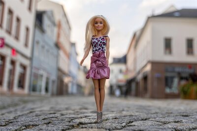 Alles in Pink: Wieviel Barbie steckt in Auerbach? - So oder so ähnlich kann man sich den Spaziergang von Barbie durch Auerbach vorstellen. Würde sie hier viele Produkte in ihrer Lieblingsfarbe finden?