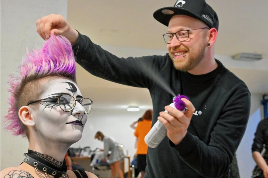 Alles ist erlaubt - Friseure zeigen in Chemnitz die Trends für Frühjahr und Sommer - Friseurtrainer Chris Vegas aus Dresden gibt zum Abschluss noch reichlich Haarspray auf die Punkfriur von Jasmin Naumann. 