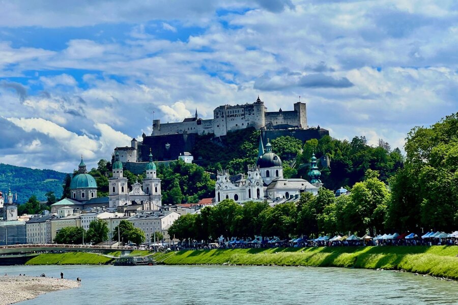 Alles Mozart? Dem Musikgenie in Salzburg auf der Spur - Mozart ist der berühmteste Sohn der Stadt am Salzach mit ihrer unübersehbaren Festung Hohensalzburg.