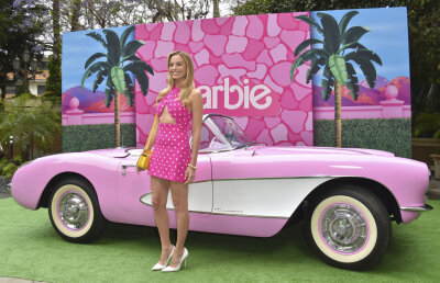 Alles pink: "Barbie" kommt mit Margot Robbie und Ryan Gosling ins Kino - Barbie (Margot Robbie) und Ken (Ray Gosling) machen sich in die reale Menschenwelt auf.