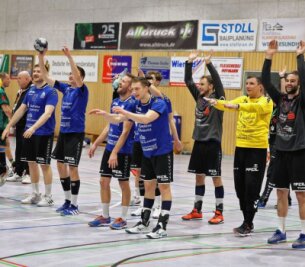 Allrounder bleibt weiter an Bord - Lukas Rülke (Dritter von rechts) möchte mit seinen Mitspielern vom Oberliga-Team des HC Glauchau/Meerane auch am Samstag im Heimspiel gegen Jena jubeln. 