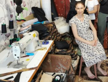 Alltag, der keiner mehr ist - Unter anderem Verbandstaschen in Tarnfarben und Tourniquets werden von Frauen und Mädchen in Volodymyr genäht, um Verwundeten zu helfen. 