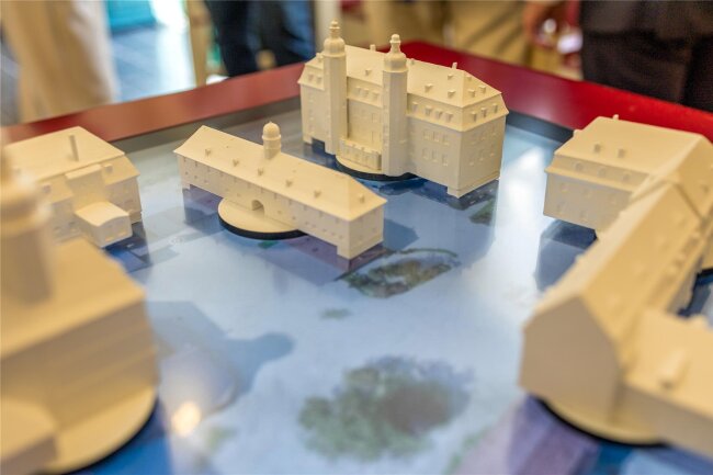Alltag im Schloss Blankenhain soll für alle erlebbar sein - An einem interaktiver Tisch können die Besucher jetzt viele der einzelnen Objekte des Deutschen Landwirtschaftsmuseums kennenlernen.