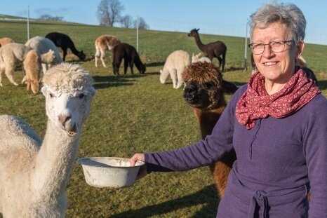 Pia Schindler züchtet seit 20 Jahren Alpakas auf ihren Weiden in Lengefeld. Sie würde gern noch mehr für den Schutz ihrer Tiere vor Wolfsrissen tun. Doch das gestaltet sich schwierig. 