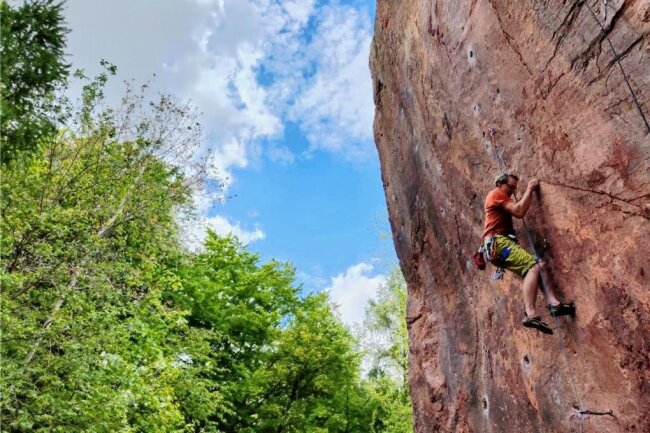 Alpinisten bieten Kletterkurs in Rochlitz - Thomas Schnee klettert in leichtem Überhang im Steinbruch am Rochlitzer Berg. 