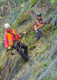 Alpintechniker sichern Felsen - 