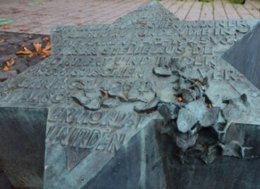 Als aus Worten Taten wurden - Im Hof der Technischen Universität an der Straße der Nationen erinnert ein Gedenkstein an die Deportation Chemnitzer Juden 1942-1945.