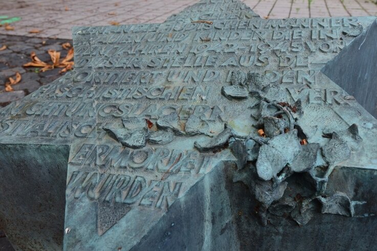 Als aus Worten Taten wurden - Im Hof der Technischen Universität an der Straße der Nationen erinnert ein Gedenkstein an die Deportation Chemnitzer Juden 1942-1945.