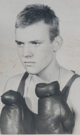 Ein Foto des jugendlichen Boxers Heinz Klinger, der im Alter von 17 Jahren erstmals Bezirksmeister geworden ist. 