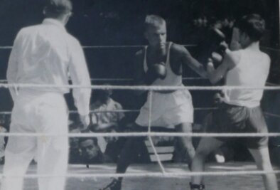 Als Boxer hat er fast 100 Kämpfe absolviert - Ein Jubiläum wie der 80. Geburtstag, ist auch Anlass, um mal wieder Im Fotoalbum zu blättern: hier bei einem Wettkampf ...