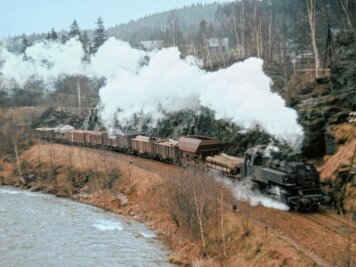 Als Dampfloks noch durch das Muldetal schnauften - Ein Güterzug fährt im April 1975 auf der Strecke zwischen Aue und Bockau. 