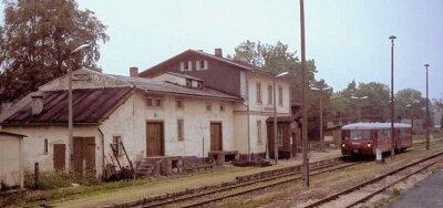 Als Dampfloks noch durch das Muldetal schnauften - Der Bahnhof Hammerbrücke an der einstigen Linie Chemnitz-Aue-Adorf ineiner Aufnahme vom Sommer 1992.