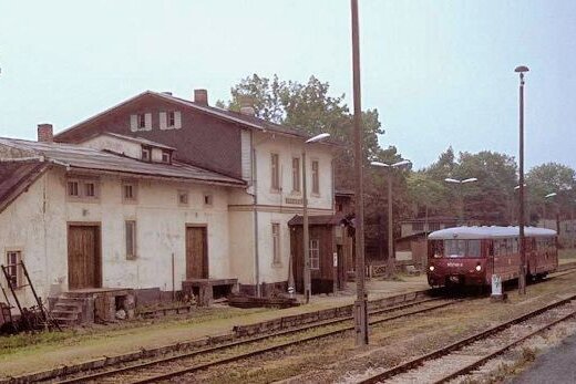Als Dampfloks noch durch das Muldetal schnauften - Der Bahnhof Hammerbrücke an der einstigen Linie Chemnitz-Aue-Adorf ineiner Aufnahme vom Sommer 1992.