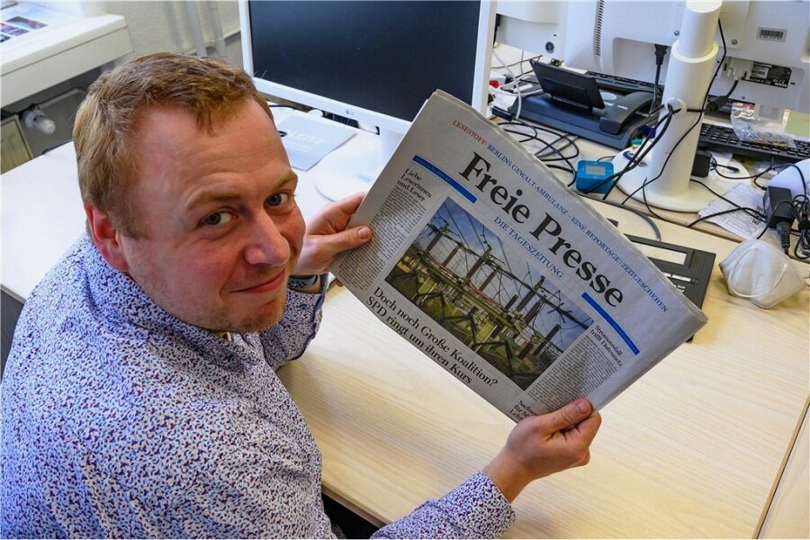 Medientechniker Felix Birkner hält die Notausgabe der "Freien Presse" vom 23. November 2017 in der Hand. An diesem Tag gab es für alle Leser der Heimatzeitung die gleiche Ausgabe. 