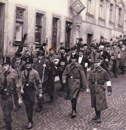 Als das Reichenbacher Volkshaus zur Folterhölle wurde - Der Pflastersteinmarsch im März 1933. Das Foto entstand Am Graben. 