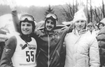 Als der angehende Tourneesieger plötzlich in Unterhosen da stand - Vor 40 Jahren: Manfred Deckert (Mitte) feiert in Bischofshofen den Gewinn der Vierschanzentournee vor den beiden Norwegern Roger Ruud (rechts) und Per Bergerud (links). 