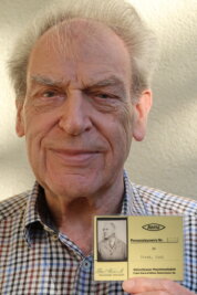 Als der Großvater aus Netzschkau abgeholt wird - für immer - Enkel Eberhard Frank zeigt den Nema-Betriebsausweis seines Großvaters Karl Wilhelm Frank.