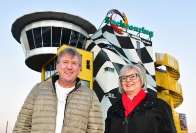 Als der Kampf um den Sachsenring begann - Bert Silbermann mit der damaligen Schatzmeisterin der Initiativgruppe Sachsenring, Angela Willinger, vor dem Start- und Zielturm der neuen Rennstrecke. 