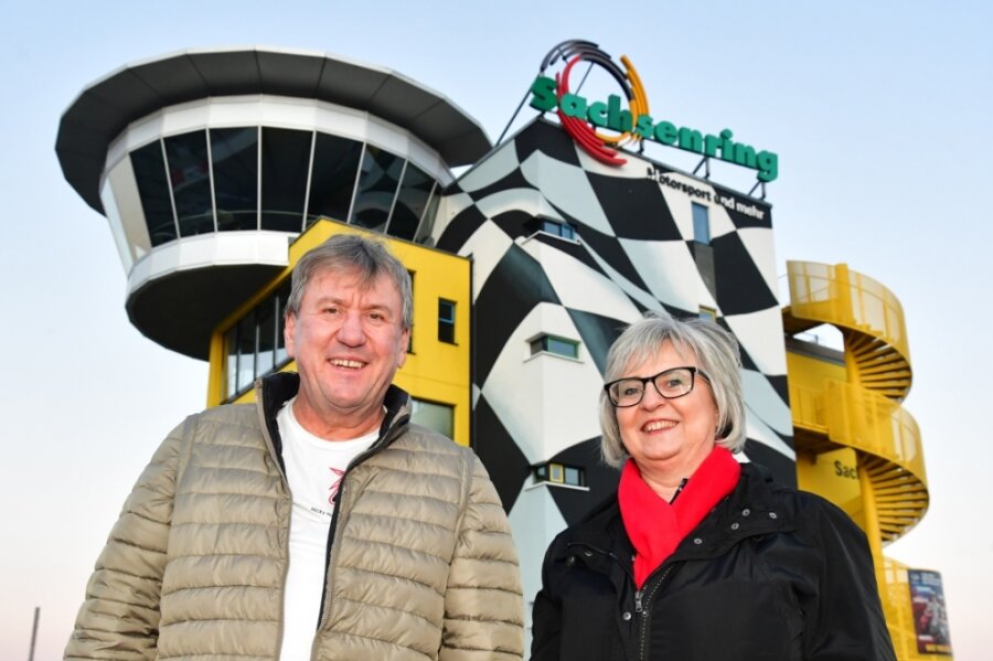 Als der Kampf um den Sachsenring begann - Bert Silbermann mit der damaligen Schatzmeisterin der Initiativgruppe Sachsenring, Angela Willinger, vor dem Start- und Zielturm der neuen Rennstrecke. 