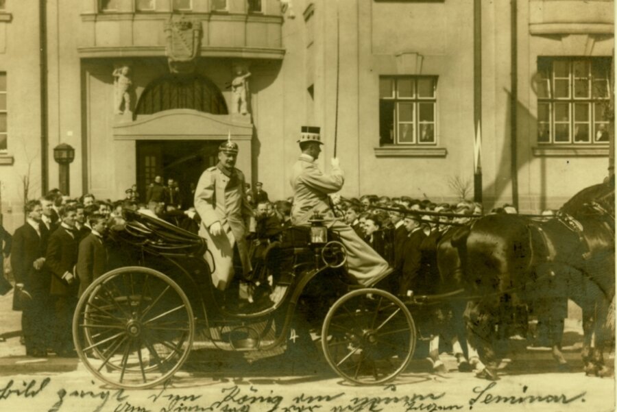 Als der König in der Kutsche vorfuhr - 16. April 1912: König Friedrich August III. von Sachsen ist vor dem Lehrerseminar in Zwickau vorgefahren. 