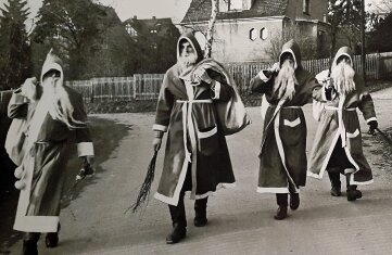 Als der Rotkittel  erstmals bescherte - Dieses Weihnachtsmannfoto wurde vor 35 Jahren in Jocketa aufgenommen. 