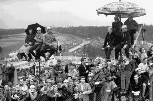 Als der Sachsenring überkochte - Der Sachsenring 1960 kurz vor der WM mit dem neuen Start-und-Ziel-Turm.