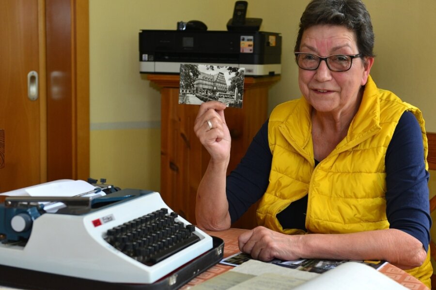 Petra Schumann aus Hainichen hat von 1983 bis 2019 für die "Freie Presse" gearbeitet. Ihre Texte hatte sie in den Anfangsjahren auf dieser Schreibmaschine verfasst. Das Foto in ihrer Hand zeigt den Sitz der Lokalredaktion im Stadthaus. 