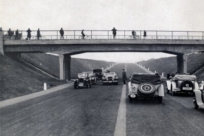 Als deutsche Straßen zu Autobahnen wurden - 16 Meter breit, in jeder Richtung eine Fahr- und eine Überholspur - die "Kraftwagenstraße" sollte dem starken Autoverkehr zwischen Köln und Bonn begegnen. 