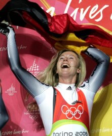 Als die Emotionen überschwappten -  Sylke Otto jubelt nach ihrem Olympiasieg 2006 in Turin. Die Ausnahmerodlerin war außerdem viermal Welt- und dreimal Europameisterin, erkämpfte 37 Triumphe im Weltcup sowie drei Gesamterfolge. 