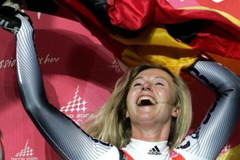  Sylke Otto jubelt nach ihrem Olympiasieg 2006 in Turin. Die Ausnahmerodlerin war außerdem viermal Welt- und dreimal Europameisterin, erkämpfte 37 Triumphe im Weltcup sowie drei Gesamterfolge. 