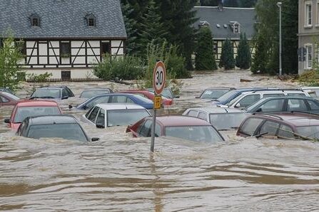 Dieser Parkplatz in Chemnitz stand komplett unter Wasser.