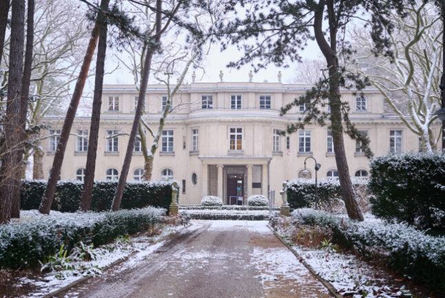 Vor dem Haus der Wannsee-Konferenz liegt Schnee. Am 20. Januar 1942 trafen sich hohe NSDAP- und SS-Funktionäre in der Villa am Berliner Wannsee.