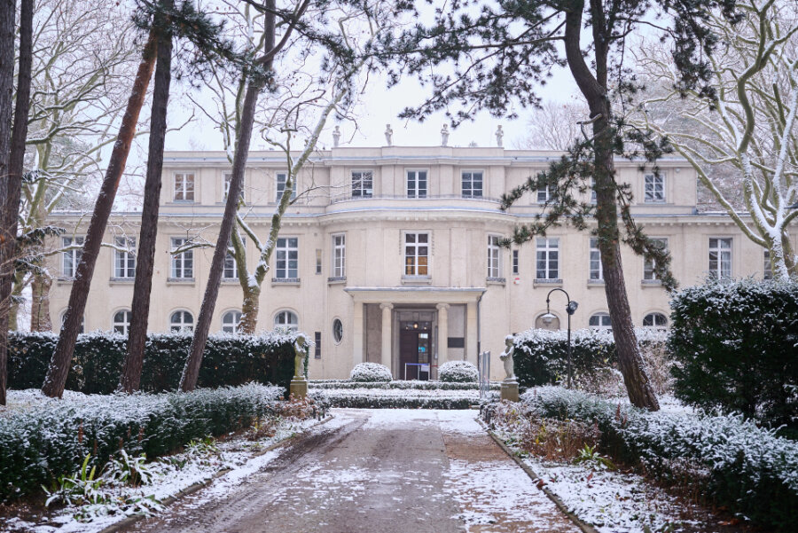 Als die Nazis den Holocaust organisierten: 80 Jahre Wannseekonferenz - Vor dem Haus der Wannsee-Konferenz liegt Schnee. Am 20. Januar 1942 trafen sich hohe NSDAP- und SS-Funktionäre in der Villa am Berliner Wannsee.